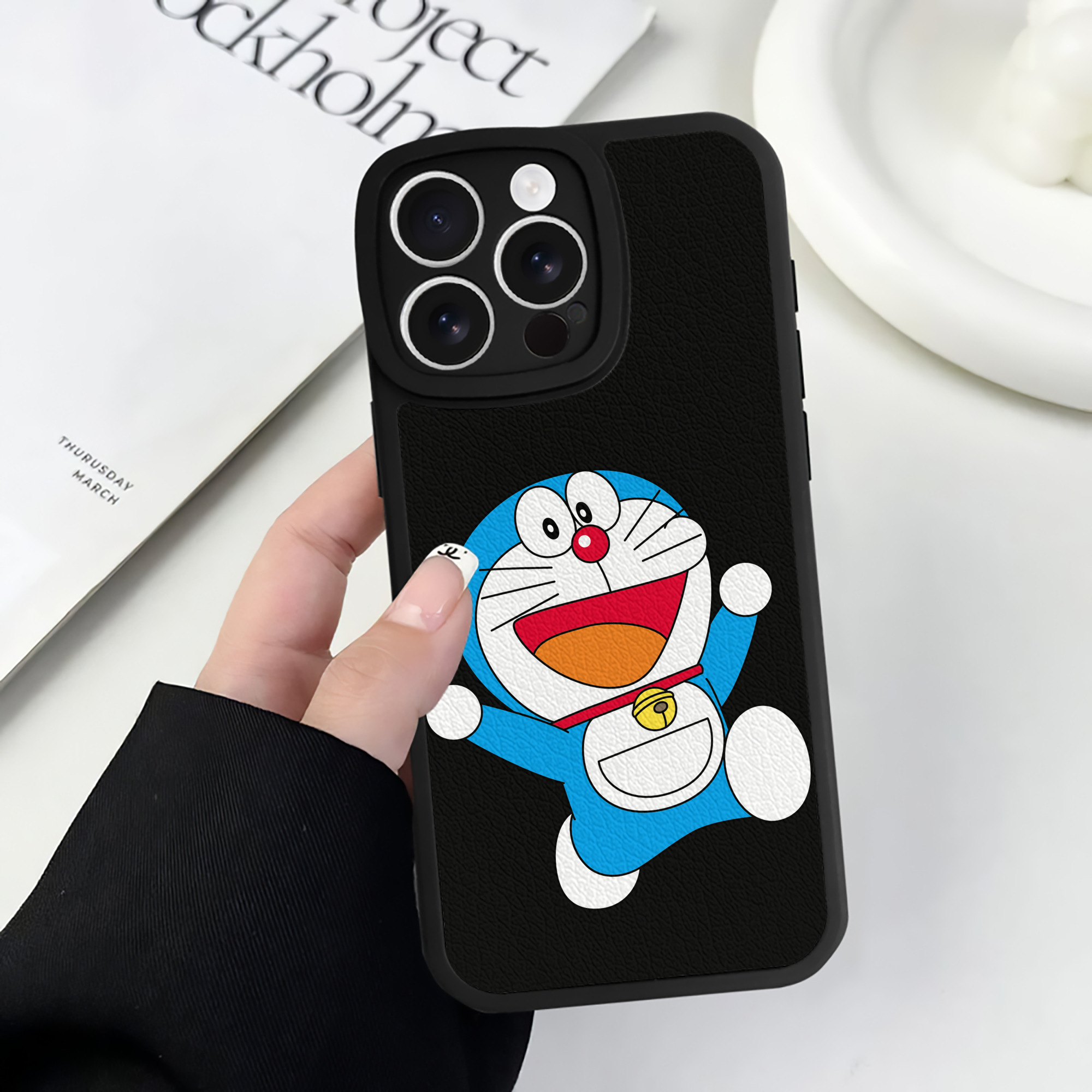 （画像用） ドラえもん Doraemon 【iPhone 16シリーズ対応】シリコンスマホケース（レザー調） 材質：シリコン